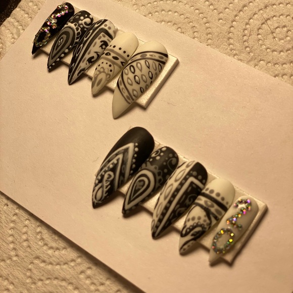 Bandanna Print Press on Nails - Picture 6 of 6